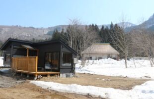 宿泊棟から見るお店