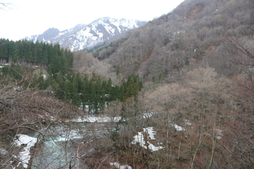 店近くから見える川と山