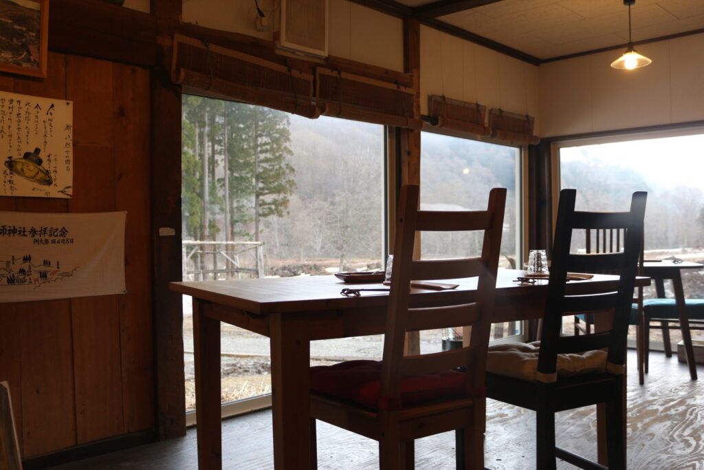 店内のテーブルと椅子