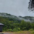 雲低くかかる山