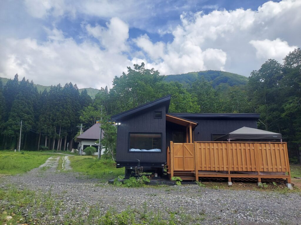 宿泊棟とレストラン