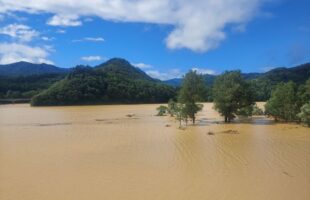 雨で増水した錦秋湖
