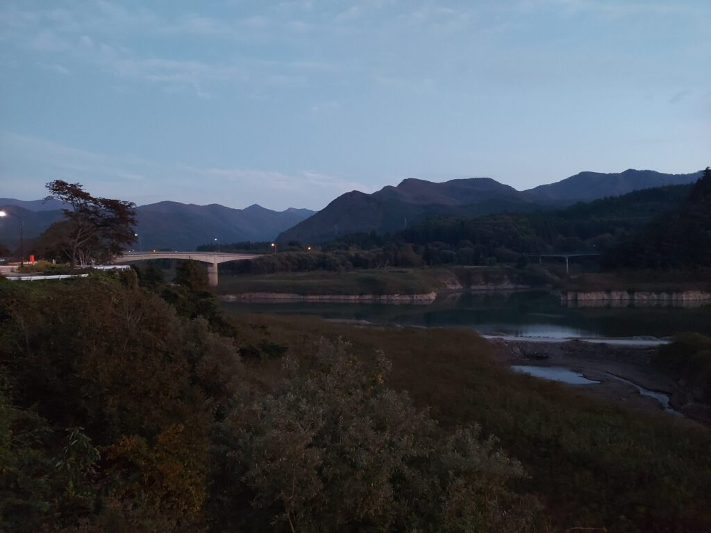 夕方の錦秋湖にかかる橋